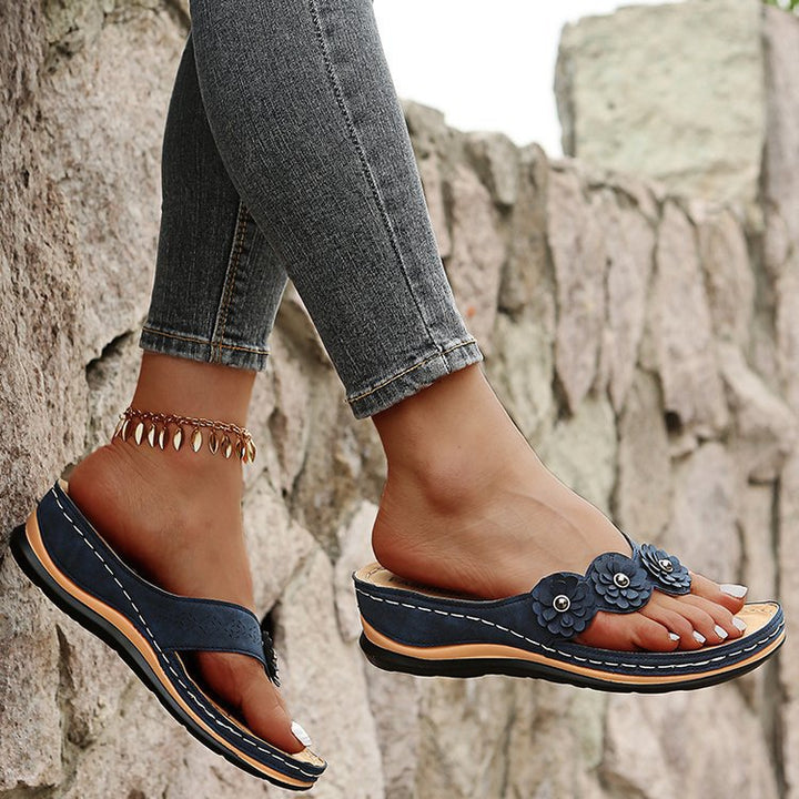 Dame slip-in sandaler med elegante blomsterapplikationer og ergonomisk sål Stilla