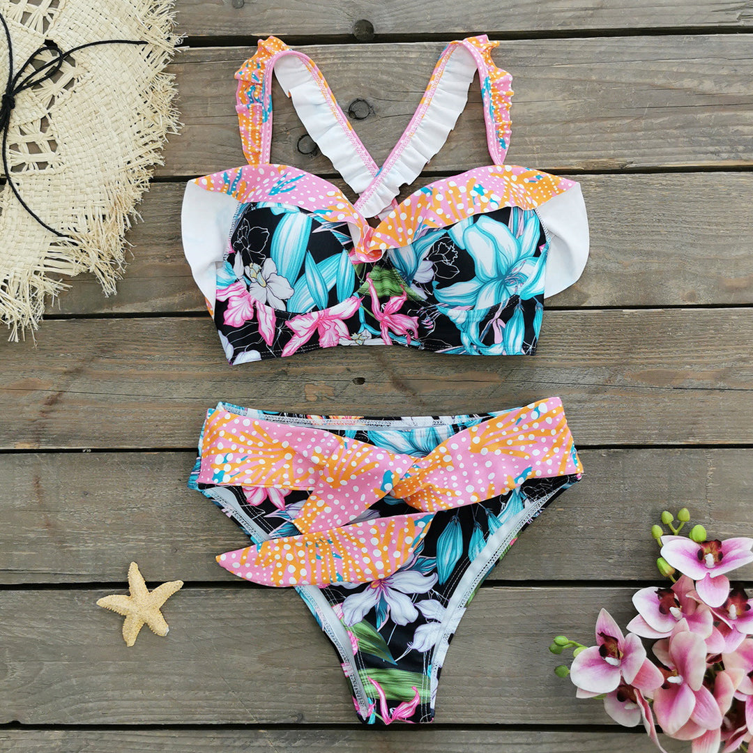 Dame bikini-sæt med livligt flæse-design og elegant knude Stilla