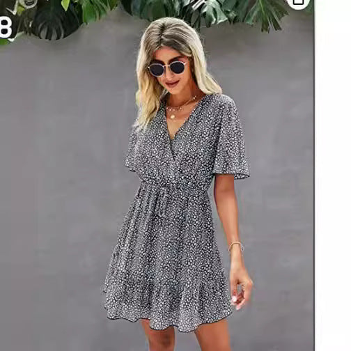 Kvinders afslappede omslagskjole med elegante flæsedetaljer Stilla