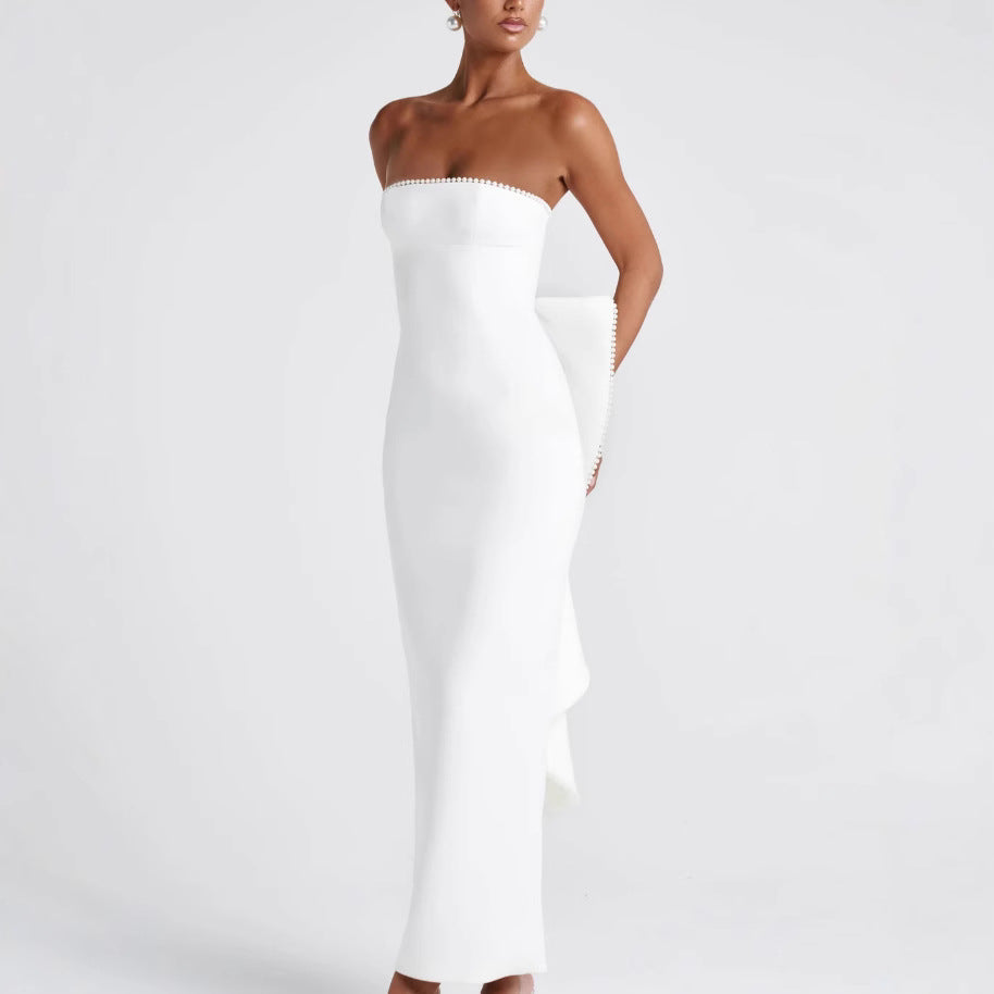 Damernes elegante tætsiddende maxi kjole med off-shoulder design og fashionable flæser