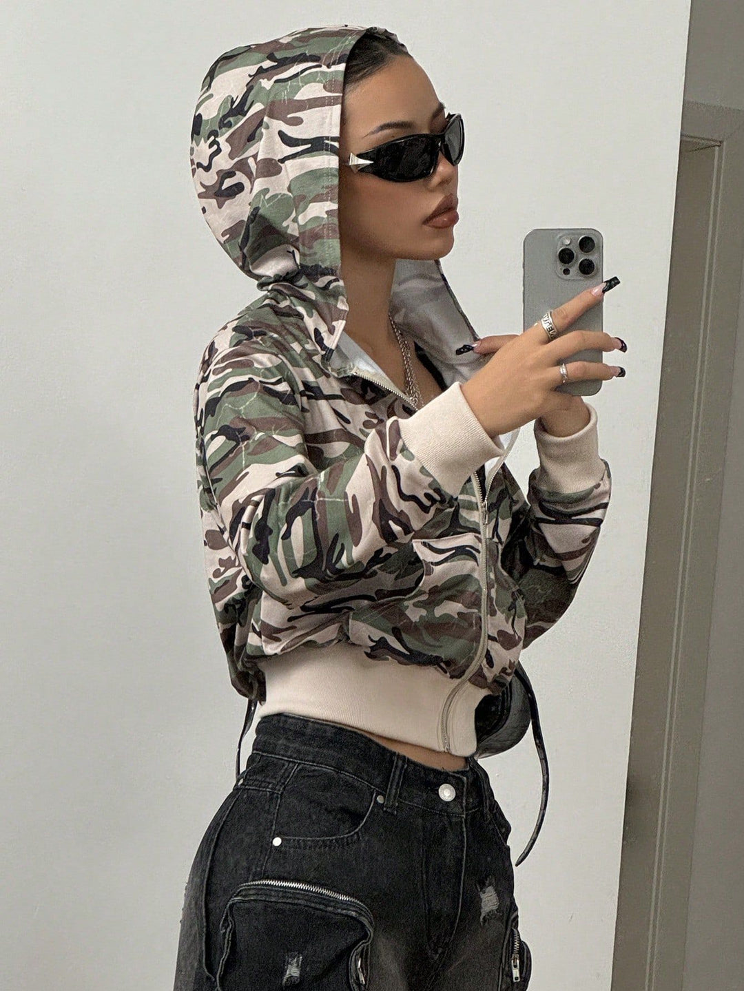 Kvindernes cropped hoodie jakke i moderne camouflage stil Stilla