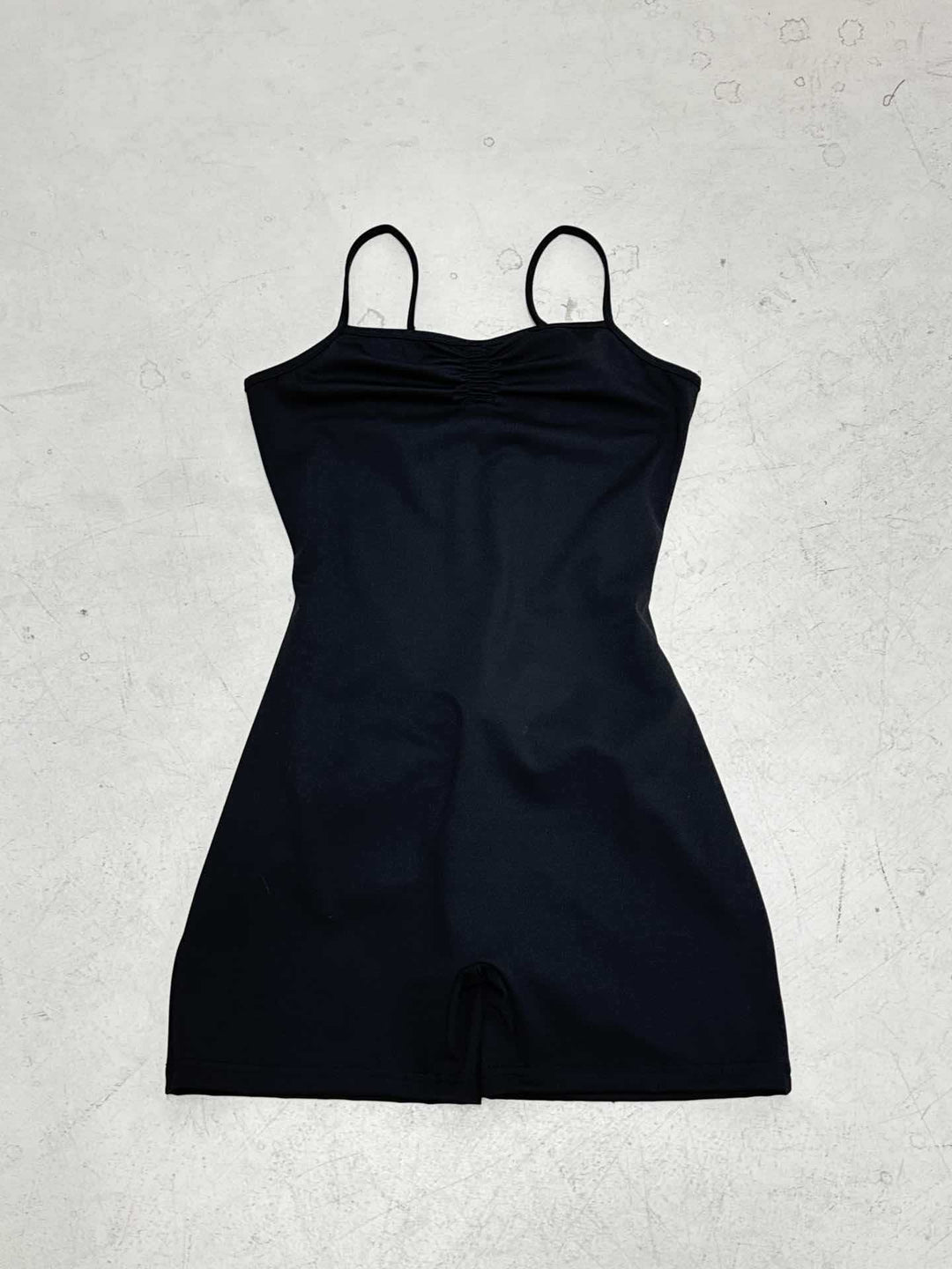 Dame sporty svømmedragt med justerbare stropper og ruffle detaljer Skovae