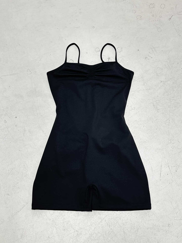 Dame sporty svømmedragt med justerbare stropper og ruffle detaljer Skovae