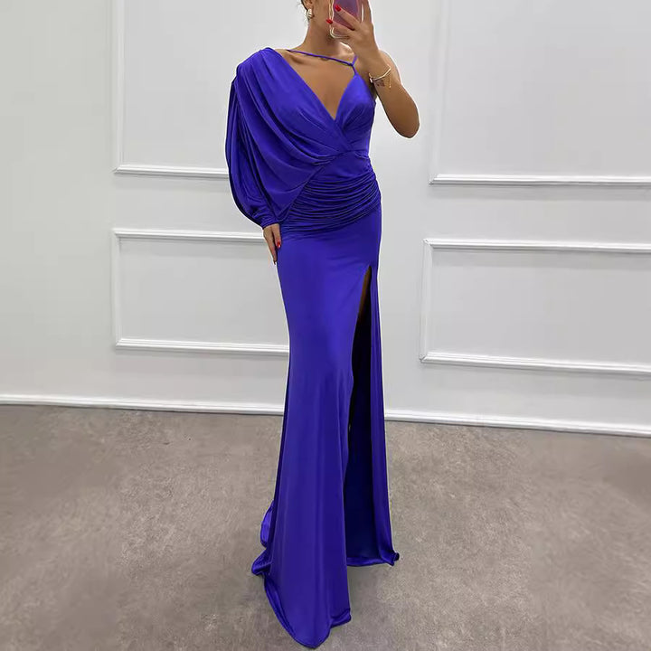 Dame aftenkjole med asymmetrisk snit og elegant split Stilla