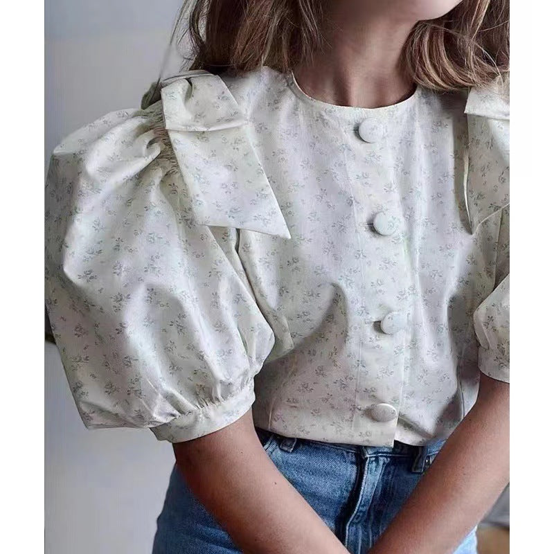 Damebluse med volumniøse puffærmer og elegante sløjfer Stilla