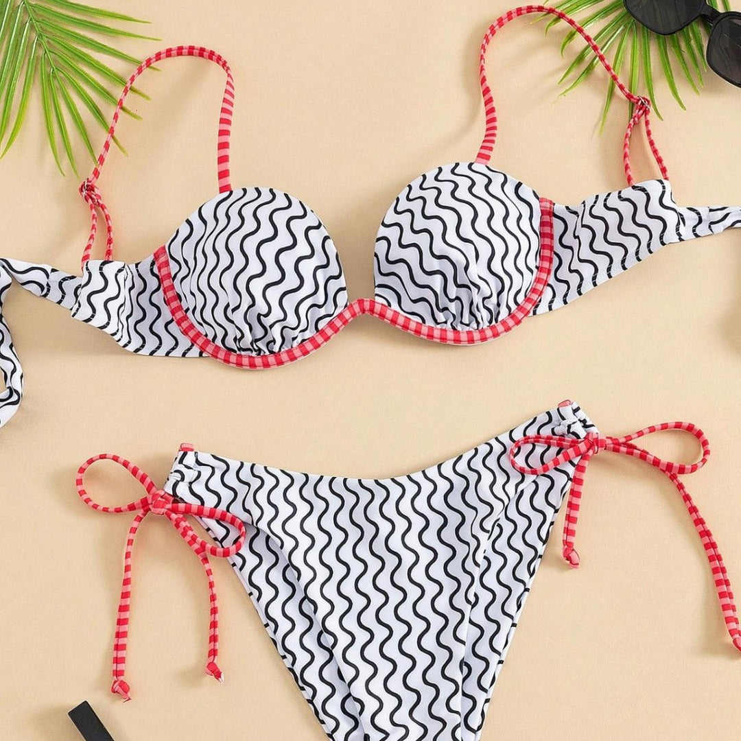 Damebikini med elegant bølgemønster og dekorative bindebånd Skovae