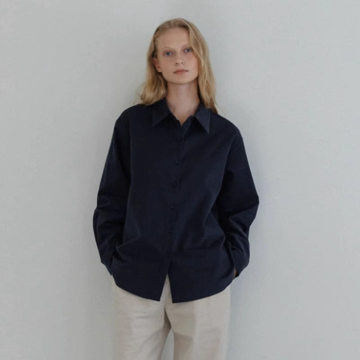 Dame krøllelang bluse lavet af højkvalitets bomuldsstof med elegante knapper Stilla