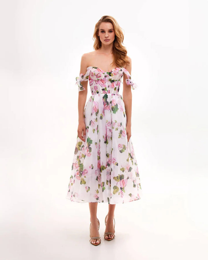 Kvinders blomsterkjole med off-the-shoulder design