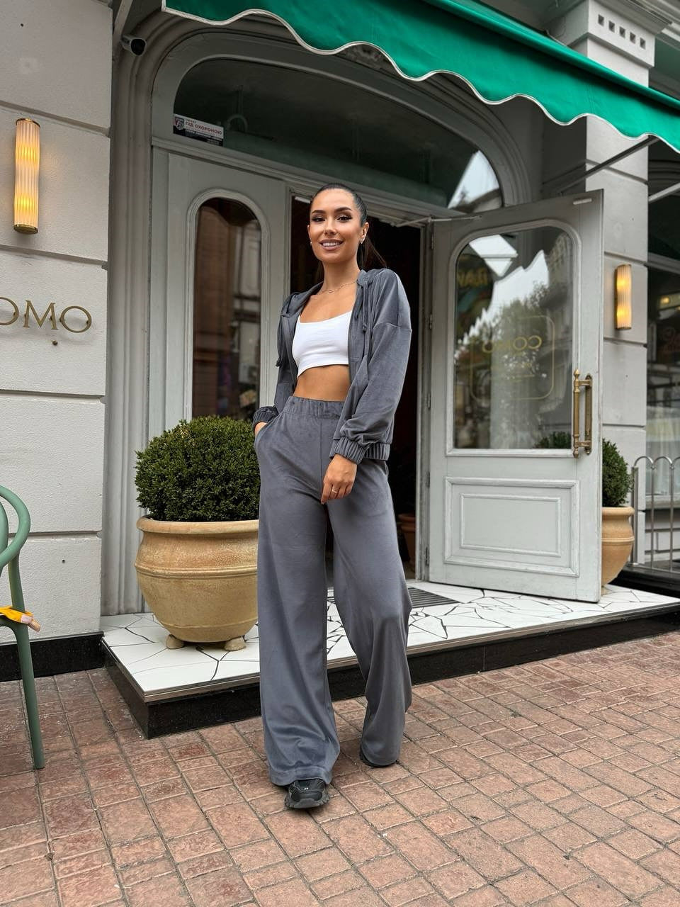 Kvindernes stilfulde sports loungewear sæt med blødt, hyggeligt stof og afslappet pasform Skovae