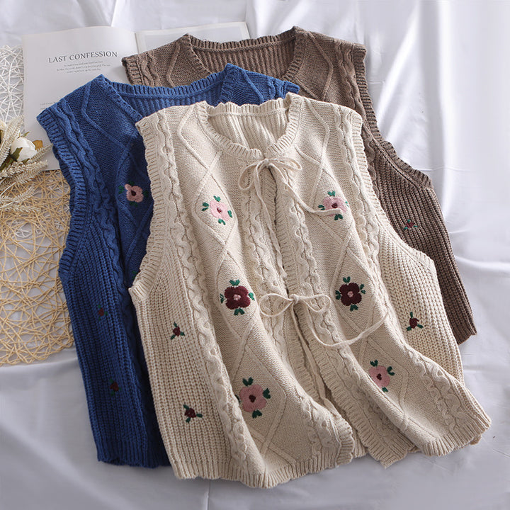 Kvinders strikkede vest med romantisk blomsterbroderi Stilla