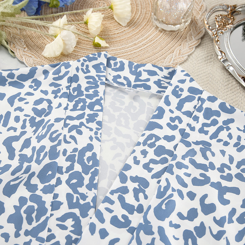 Dame sæt bestående af cropped top, shorts og kimono-robe i leopardmønster Stilla