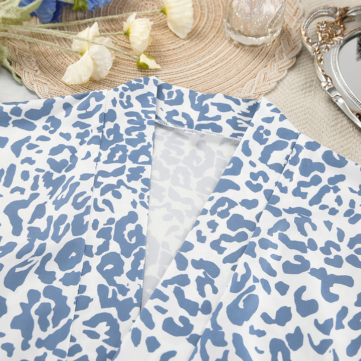 Dame sæt bestående af cropped top, shorts og kimono-robe i leopardmønster Stilla