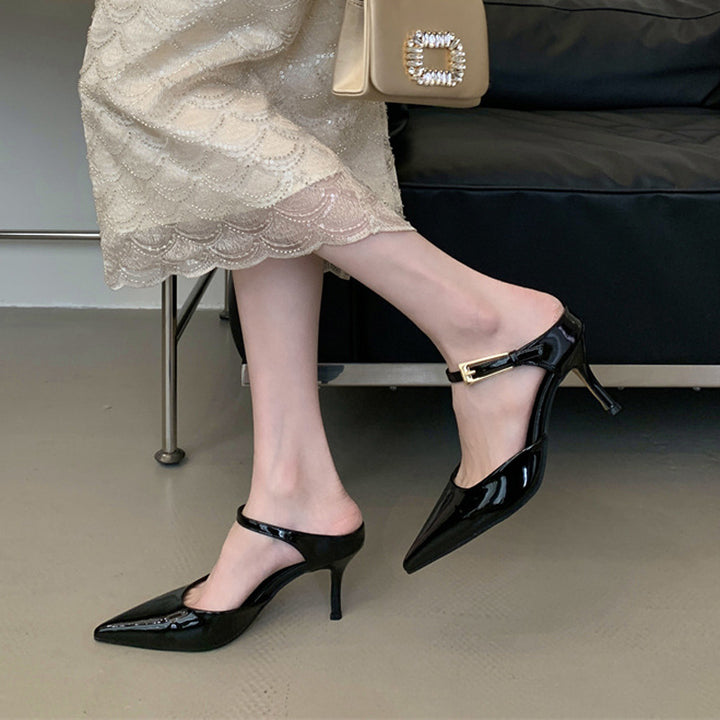 Dame Slingback Pumps med elegant spidsdesign og moderne metallic-spænde Stilla