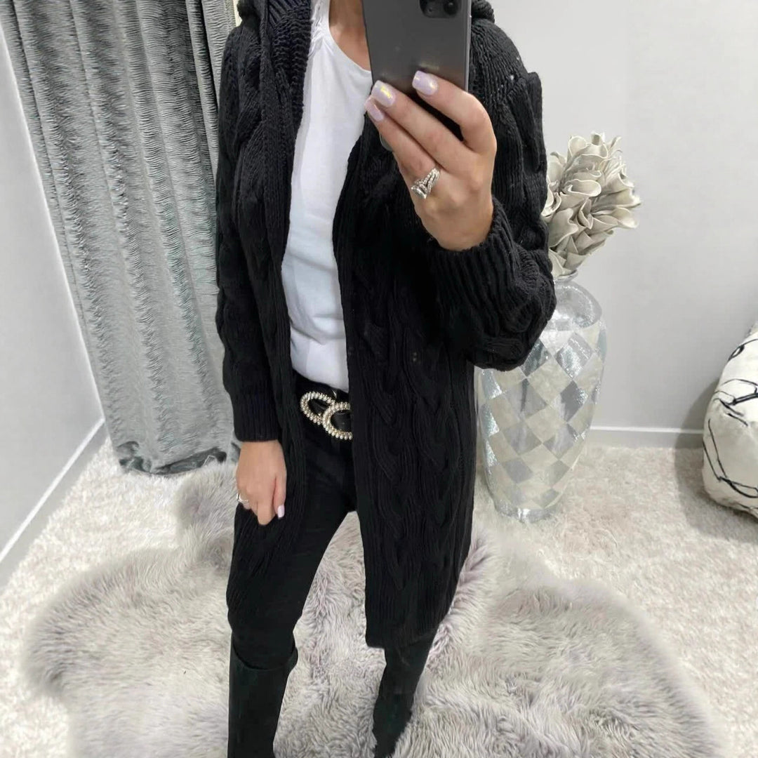Kvindernes chunky strikket cardigan med nostalgisk cablestruktur og praktiske lommer Stilla