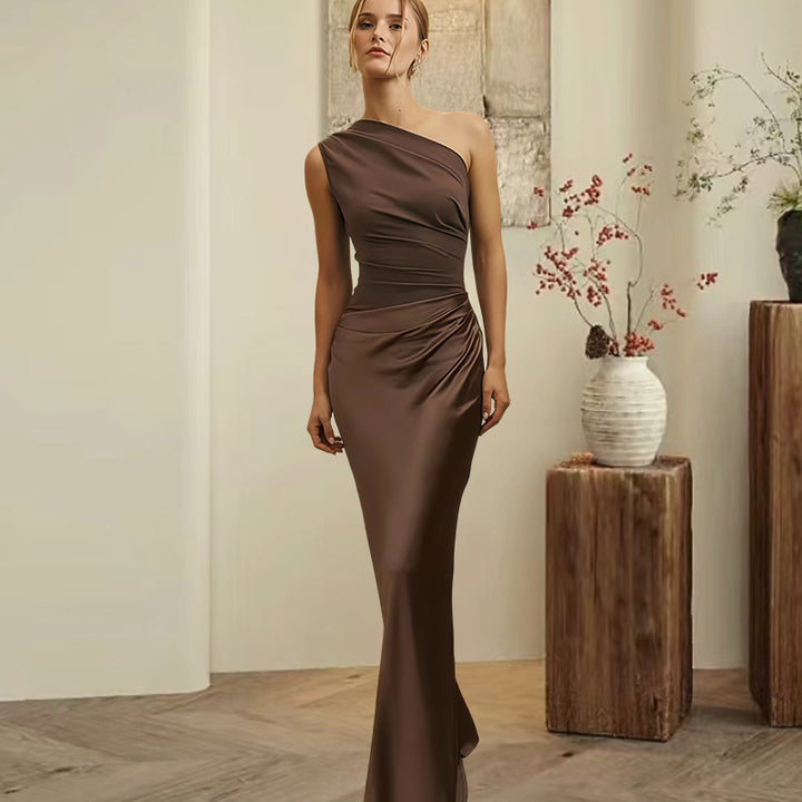 Dame elegante asymmetrisk aftenkjole med skinnende satin