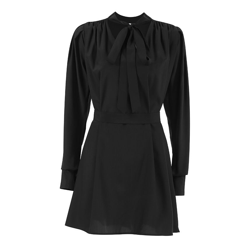 Dame omslagkjole med elegant choker-detalje og voluminøse ærmer Stilla
