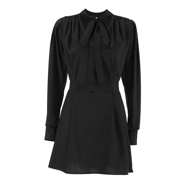 Dame omslagkjole med elegant choker-detalje og voluminøse ærmer Stilla