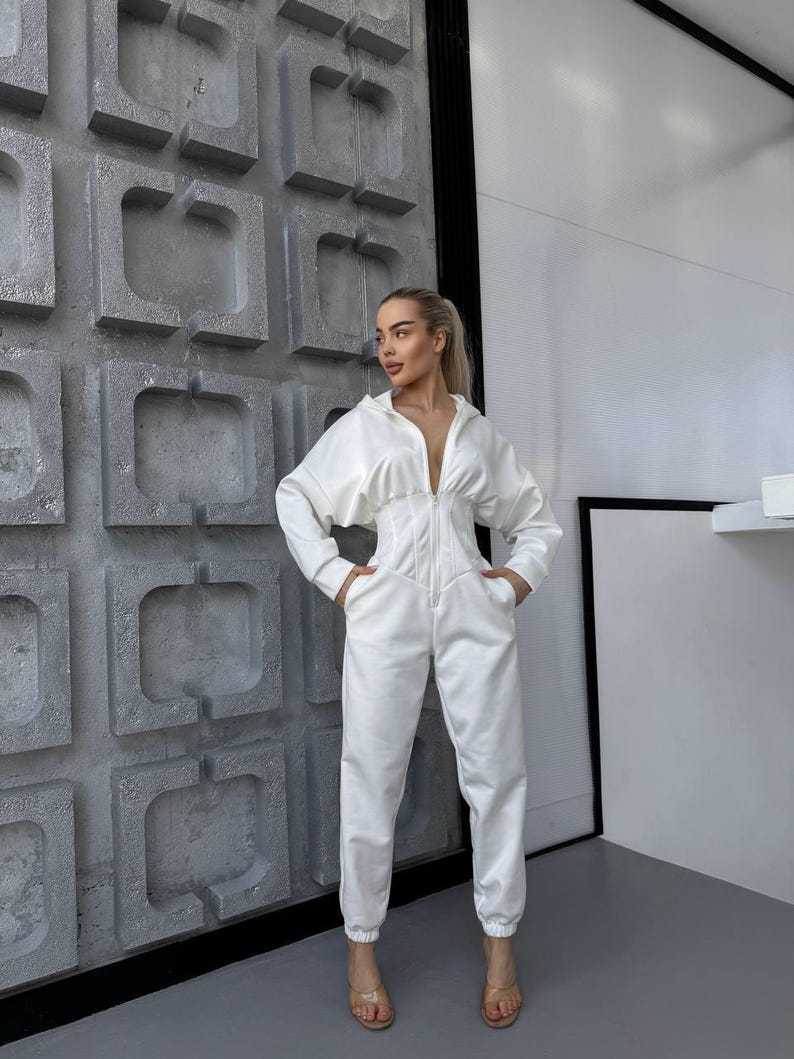 Kvinders jumpsuit med dyb udskæring og hætte Skovae