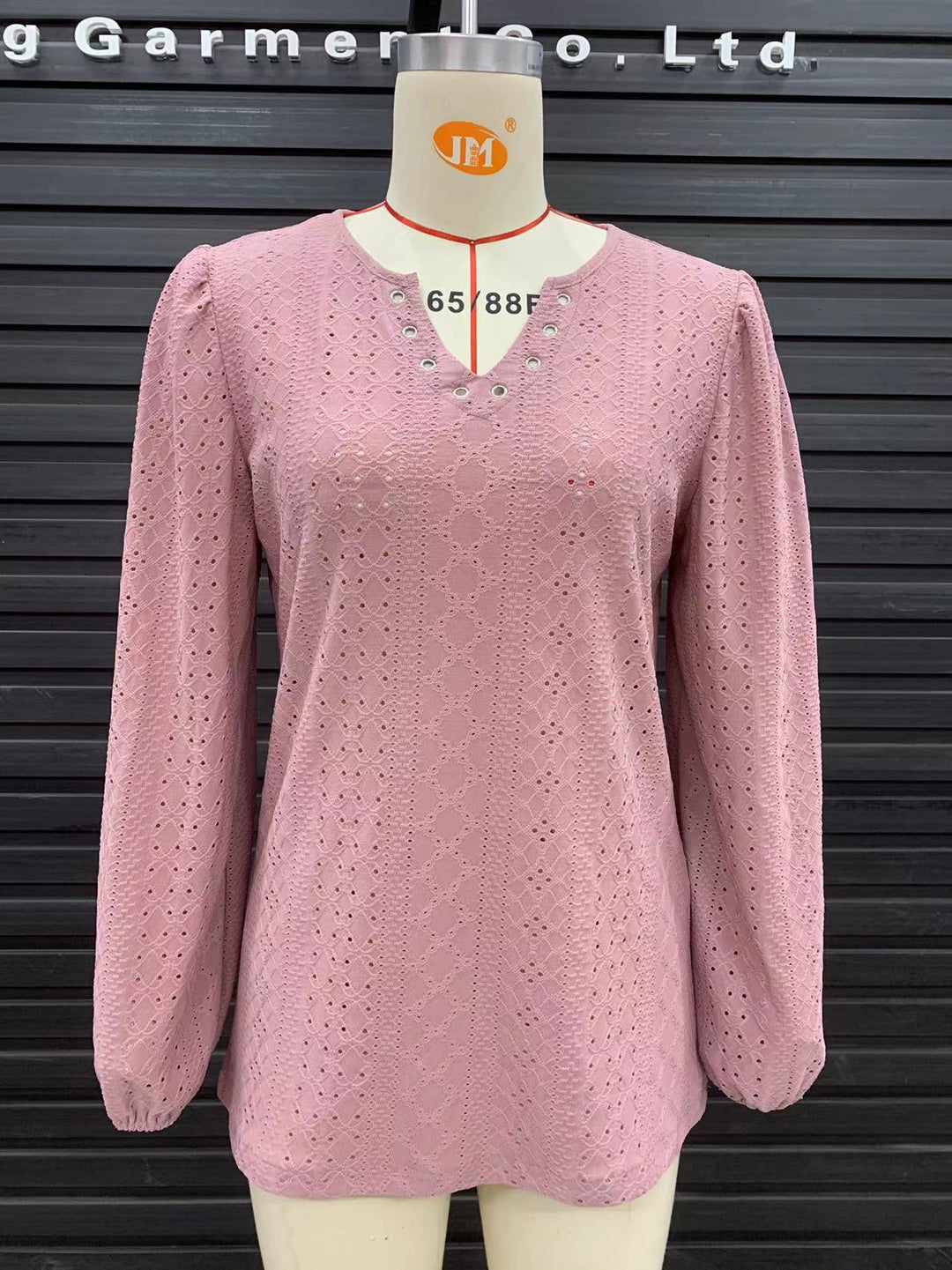 Damebluse med elegant spidsstruktur og V-hals Stilla