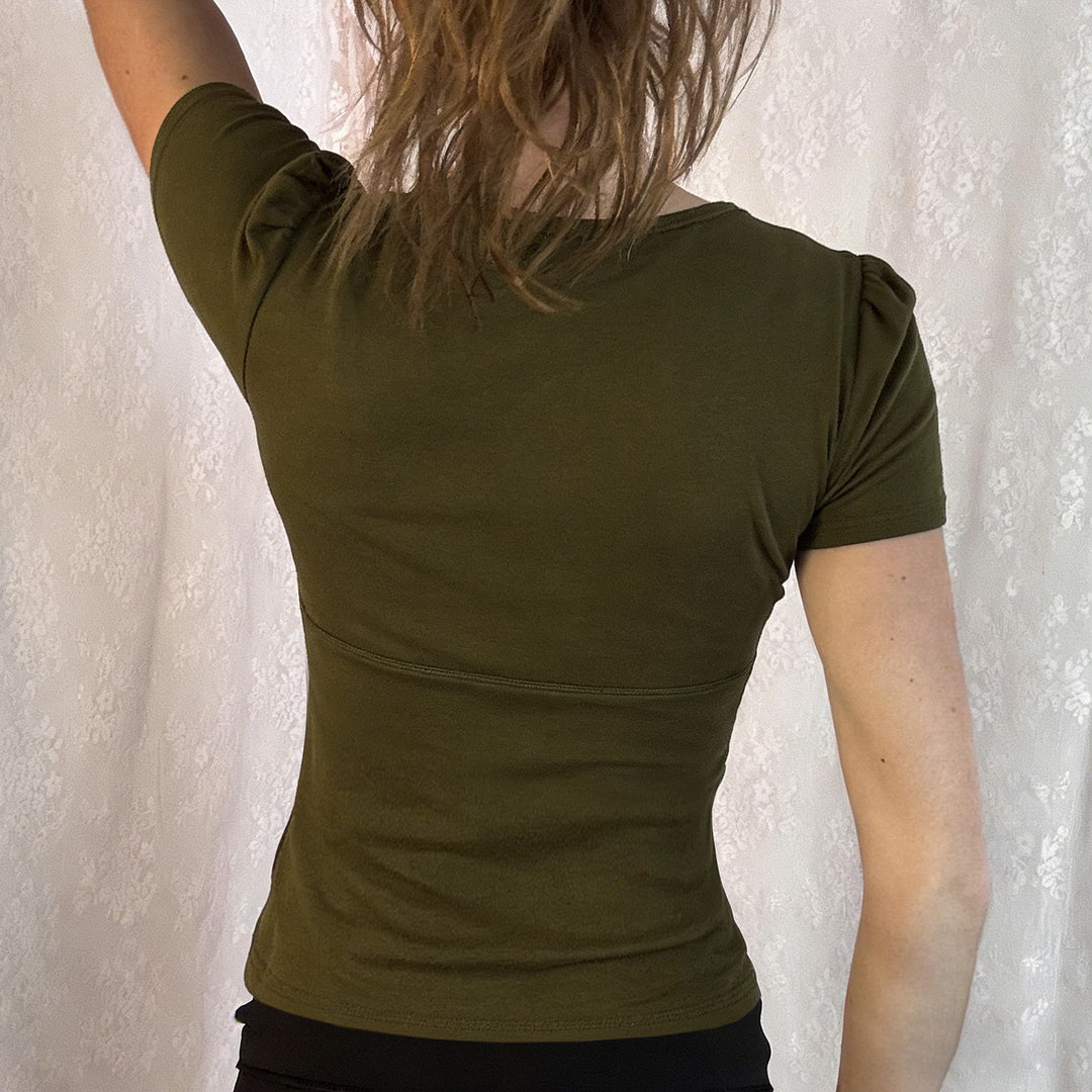 Dame T-shirt med blomsterbroderi og knaplukning Skovae