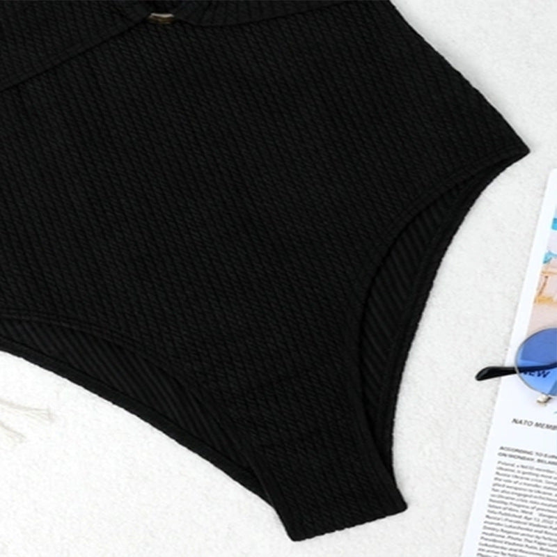 Dame én-delt badedragt med elegant indpakningslook og moderigtigt ringdetalje Stilla