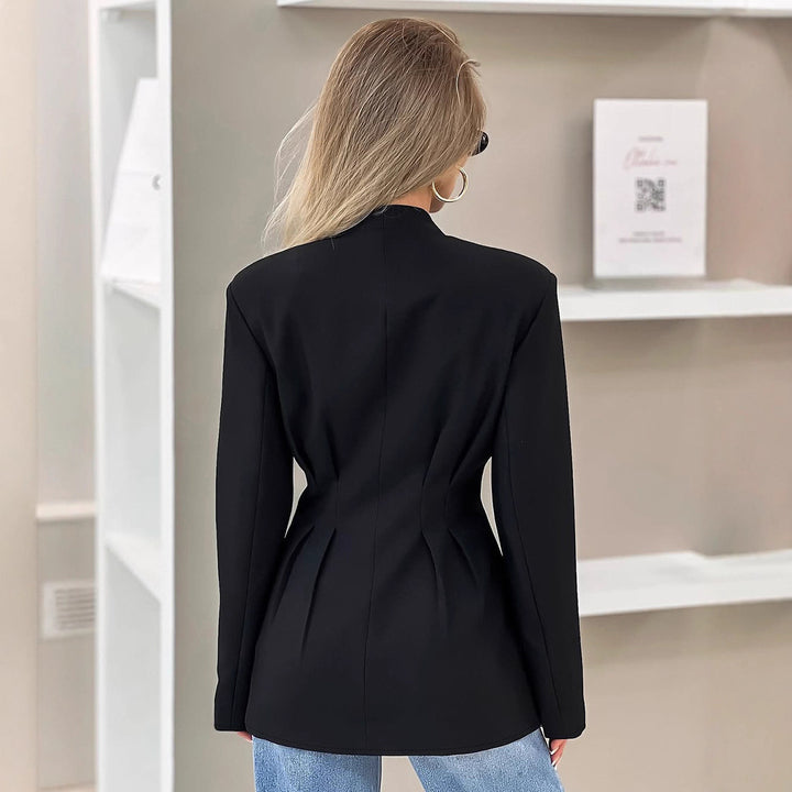 Dame nan figurbetonende blazer med wienersømme, betrukne knapper og taljeret plisseret silhuet skovae