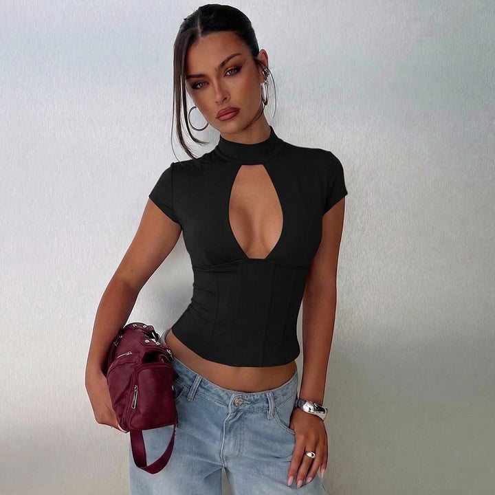 Damen figurbetontes Oberteil mit hochgeschlossenem Design und Cut-Out Akzent Skovae
