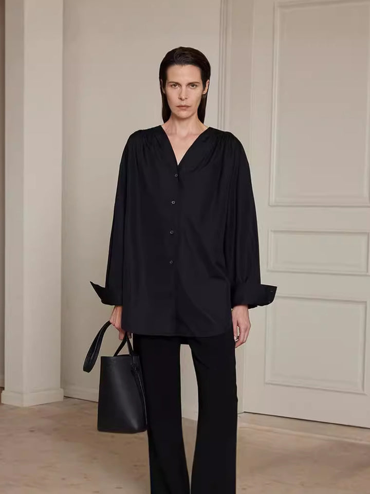 Dame afslappet bluse med V-udskæring og elegante detaljer Stilla