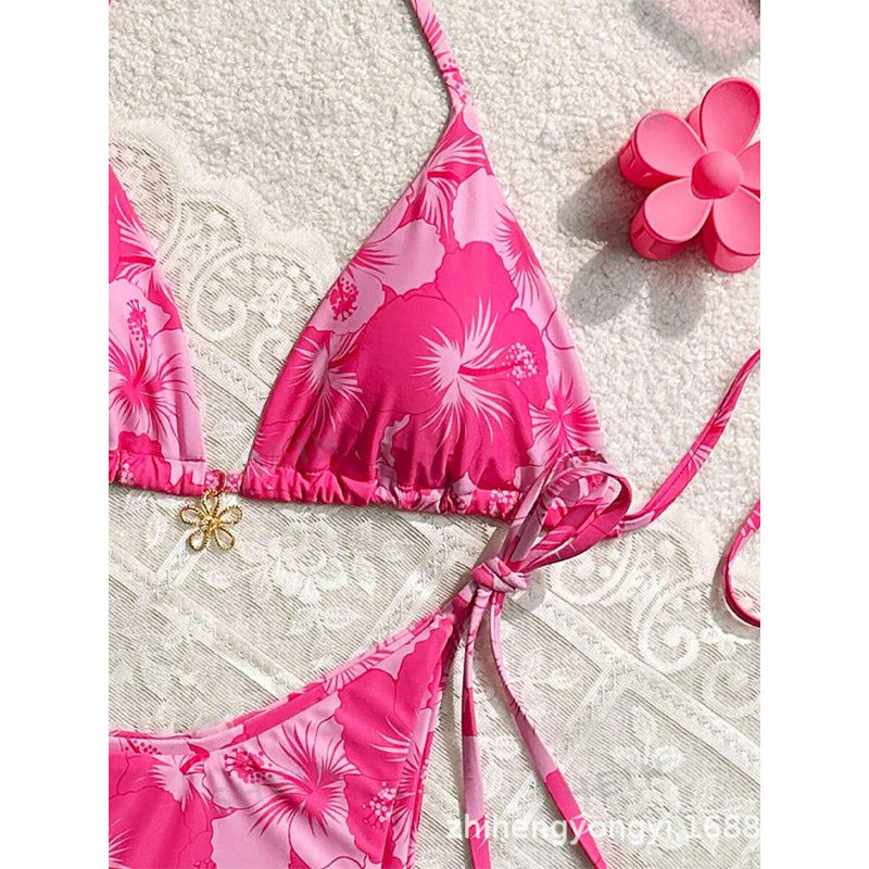 Dame trekant-bikini med blomsterprint og fine bindebånd Skovae