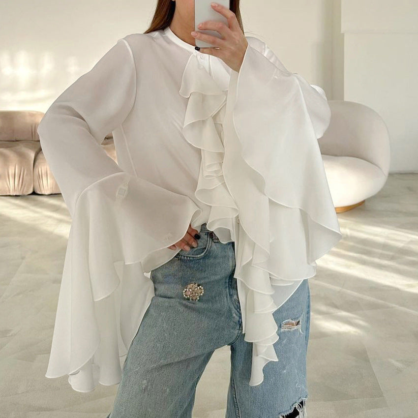 Damebluse med voluminøse flæser og elegante trompetærmer Stilla