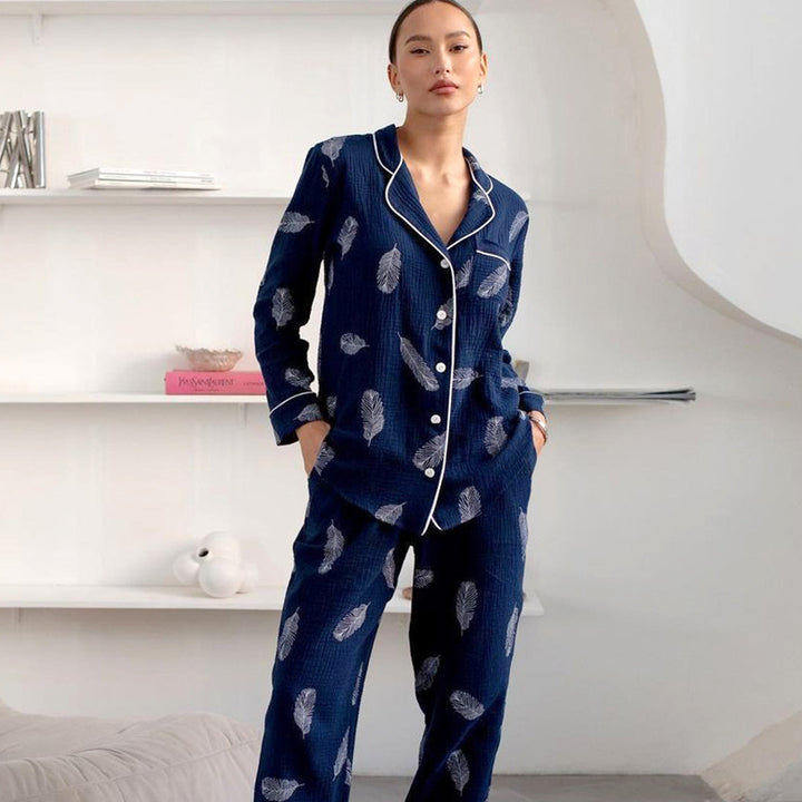 Dame natdragt med fashionabel fjertryk Stilla
