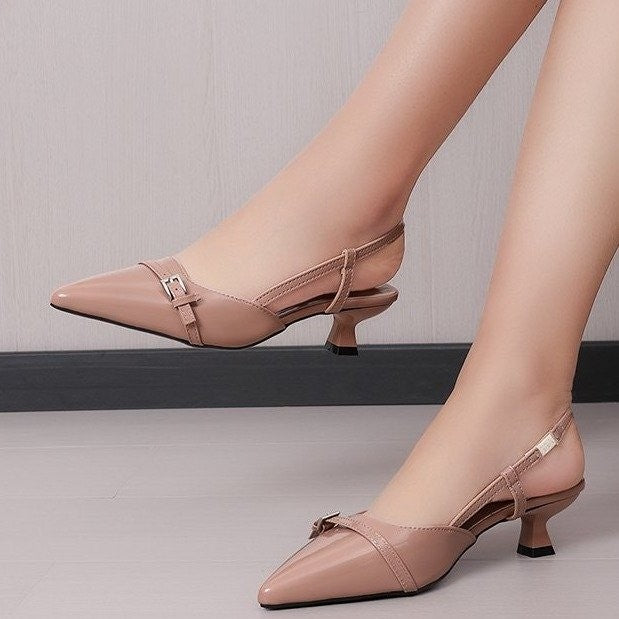 Dame Slingback Pumps med elegant spidset design og dekorativ spændeaccent Stilla