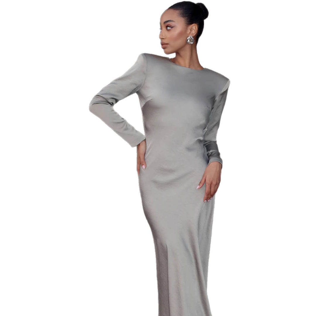 Dame elegante kjole med lange ærmer og skinnende satin top og tætsiddende silhuet Skovae