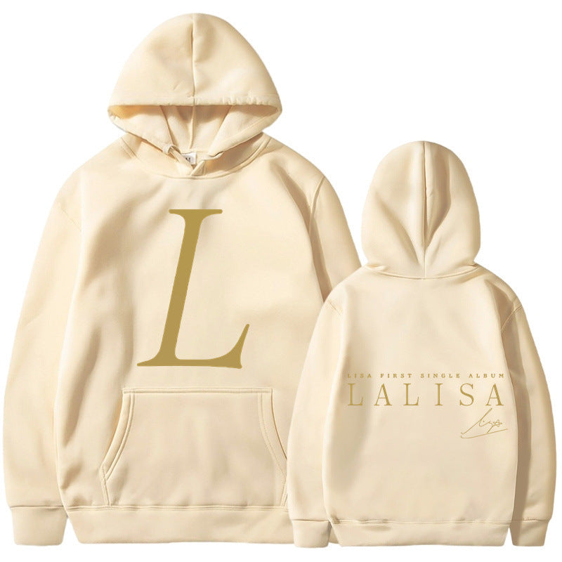 Kvindernes hoodie med stilfuldt initialer print og generøs kængurulomme Skovae