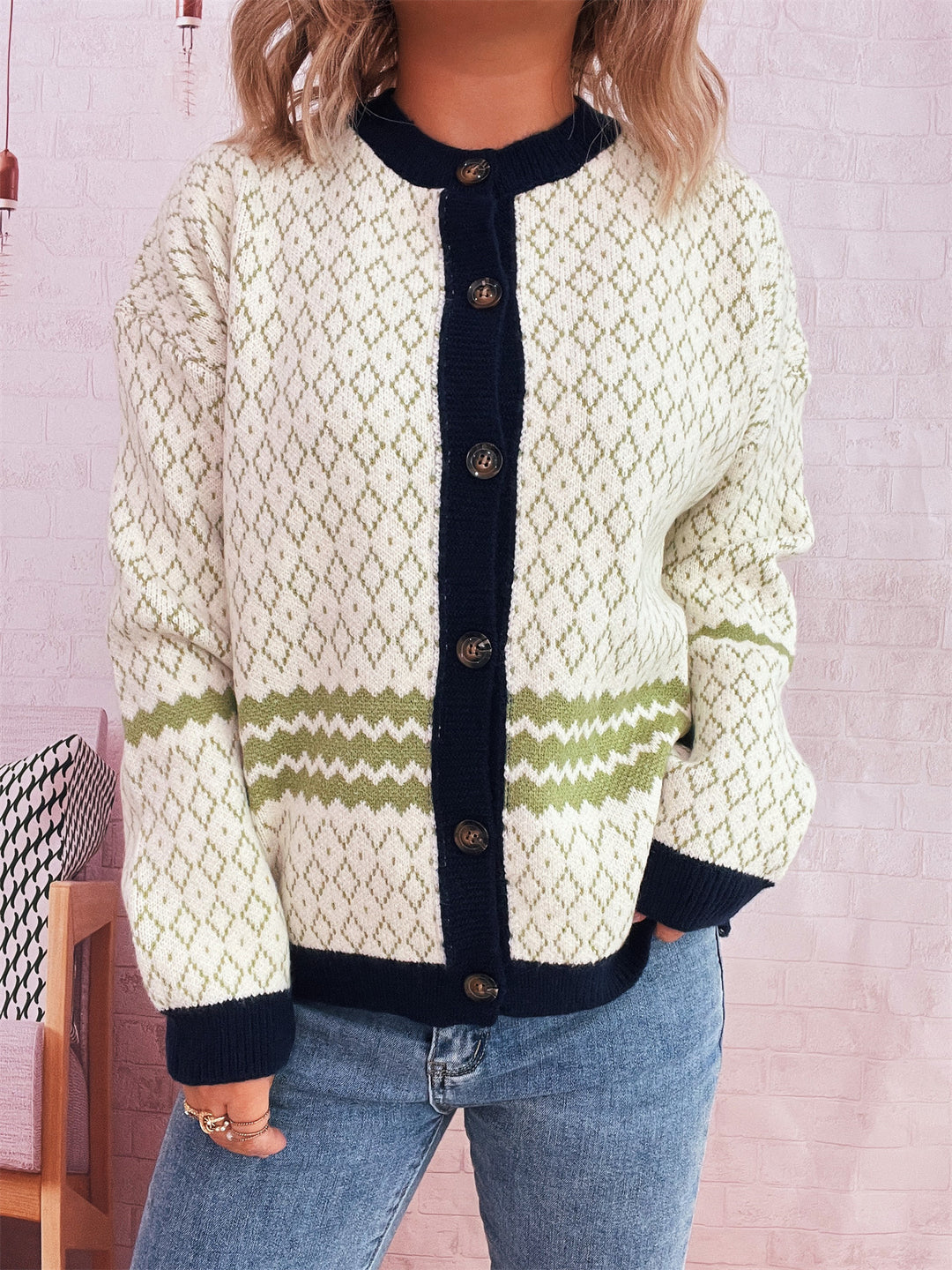 Kvinders cardigan med geometrisk mønster og elegante knapdetaljer Stilla