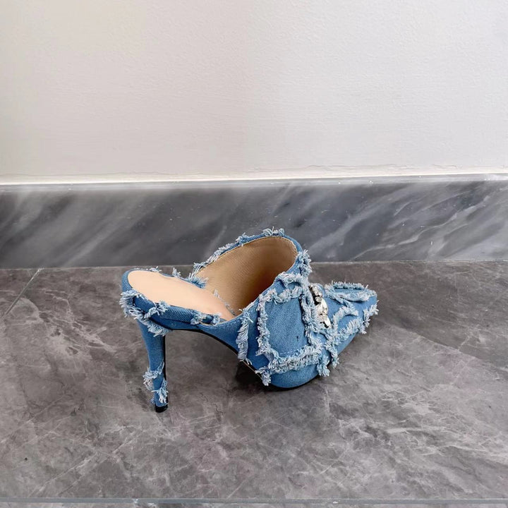 Femme High Heeled Denim Mules med frynset kanter og dekorativ smykkedetalje Stilla