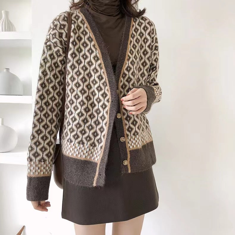 Dameligt chunky strikket cardigan med moderne geometriske mønstre og knaplukning Stilla