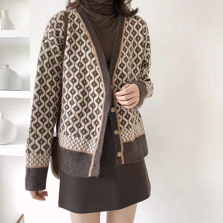 Dameligt chunky strikket cardigan med moderne geometriske mønstre og knaplukning Stilla