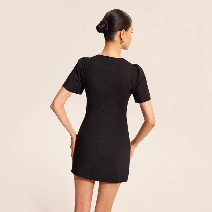 Dame minikjole med moderne cut-out design og asymmetrisk kant Stilla