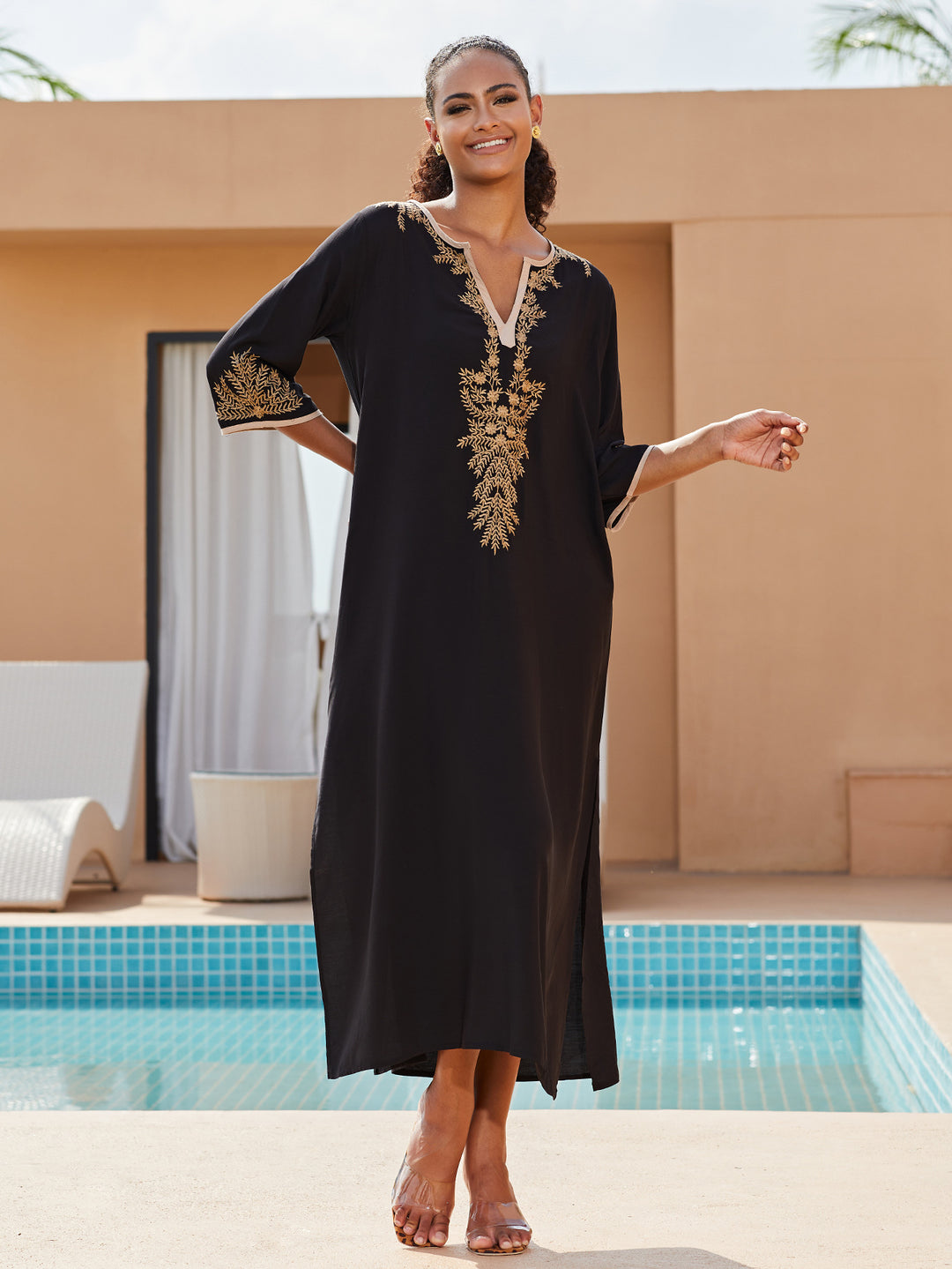 Dame kaftan med kunstneriske gyldne accenter og elegant V-hals Stilla