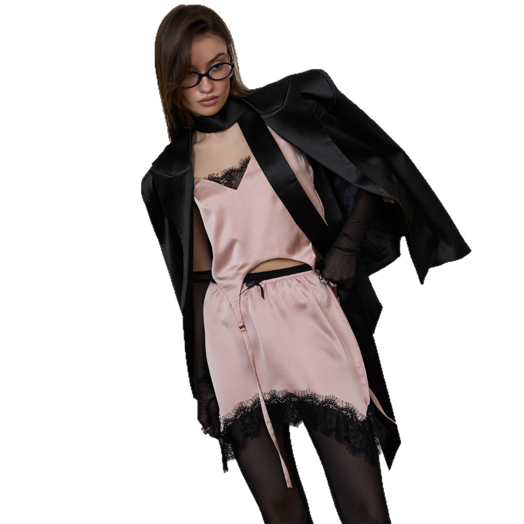 Dame satin shorts med feminine blonde accenter og forførende design