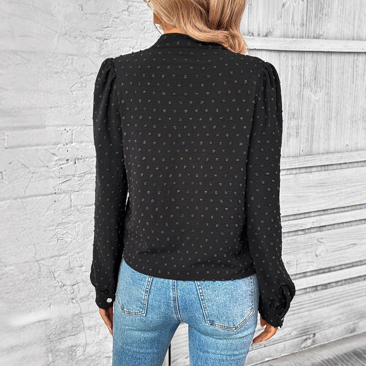 Dame elegant bluse med flæse detaljer og klassisk knapdesign Stilla