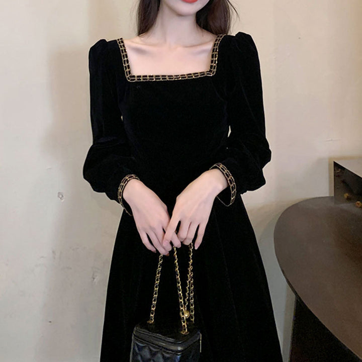 Kvinders elegante velour midi kjole med firkantet halsudskæring og pufærmer