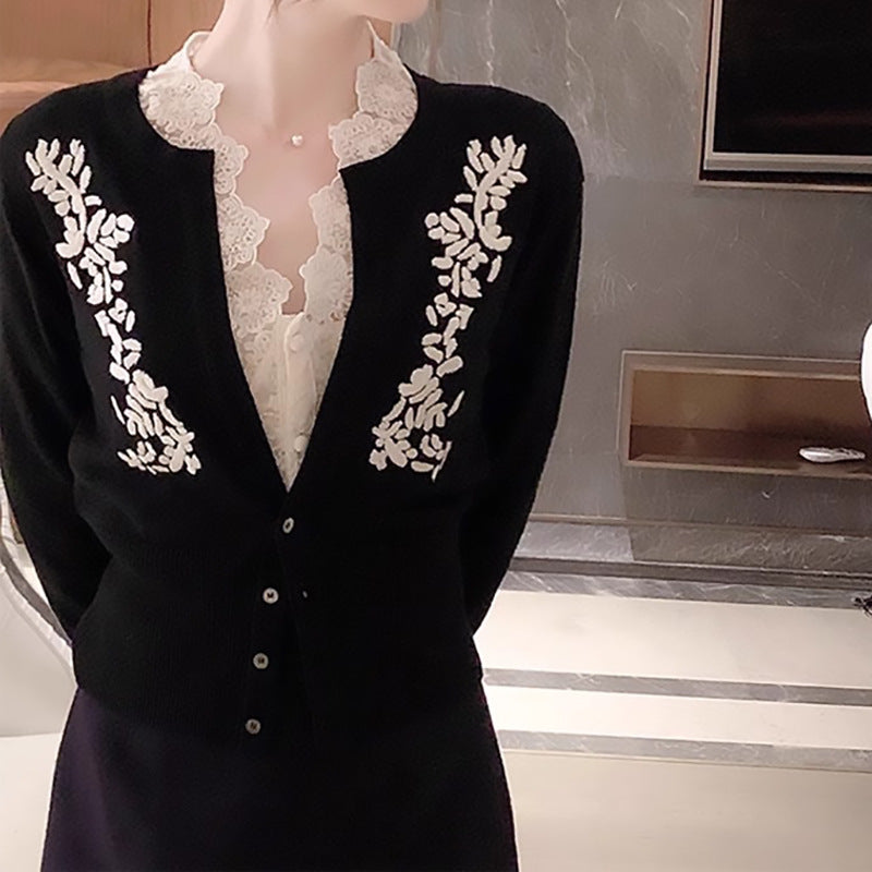 Dame elegant strik cardigan med florale broderidetaljer Stilla