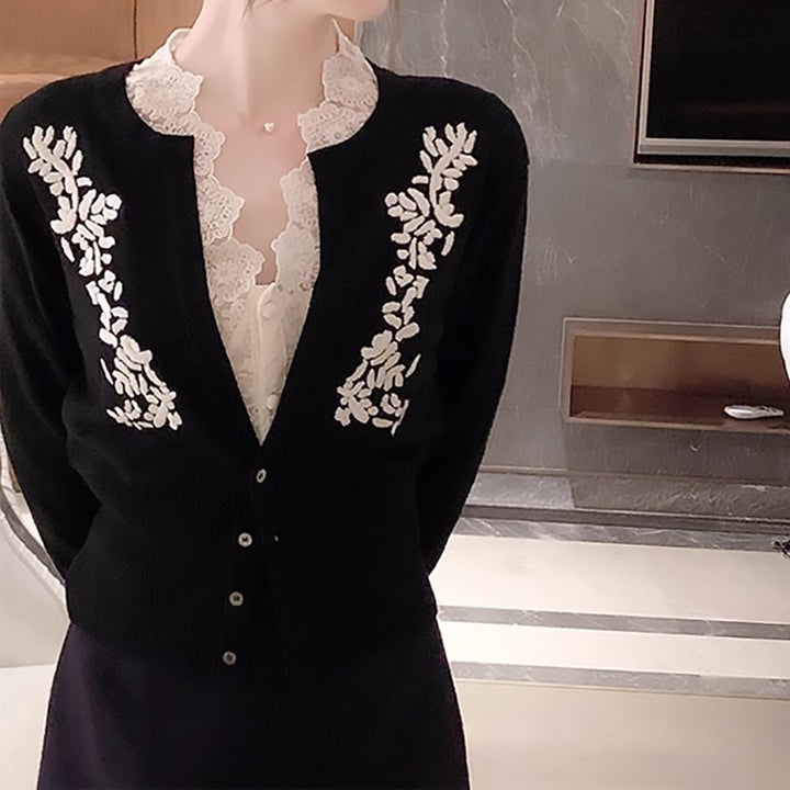 Dame elegant strik cardigan med florale broderidetaljer Stilla