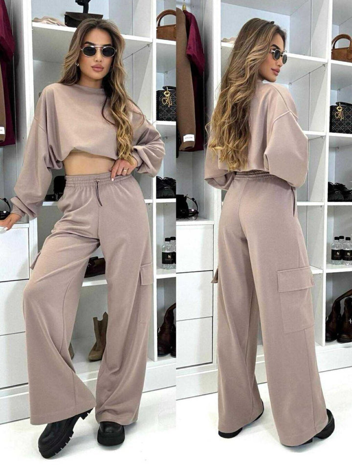 Kvindernes afslappede cargo loungewear sæt med cropped top og brede bukser Skovae
