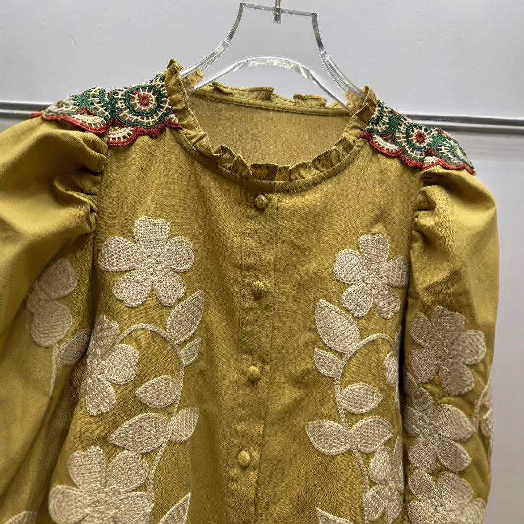 Damebluse med kunstneriske florale broderier og elegante pufærmer Stilla