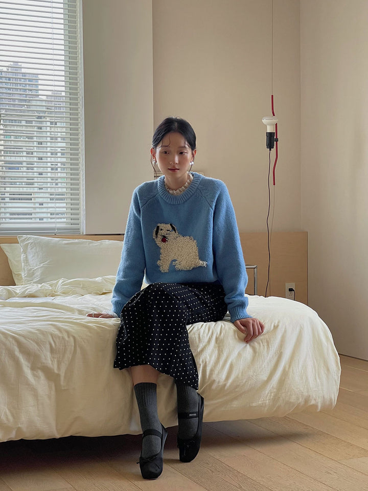 Dame strikket pullover med legesygt hundemotiv og elegante ruffleafslutninger Stilla