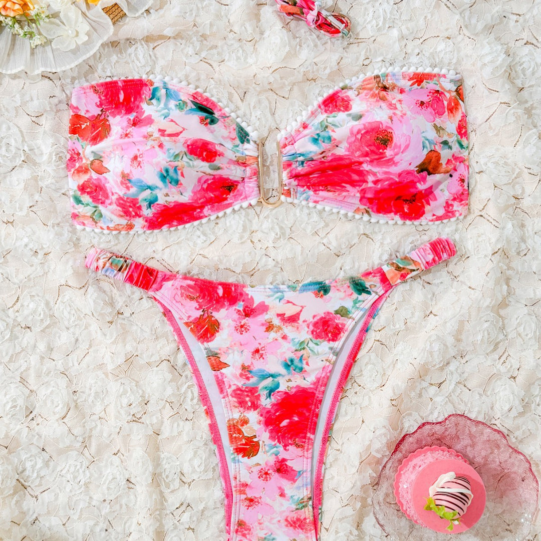 Dame bikini-sæt med floralt design og elegant smykkedetalje Stilla
