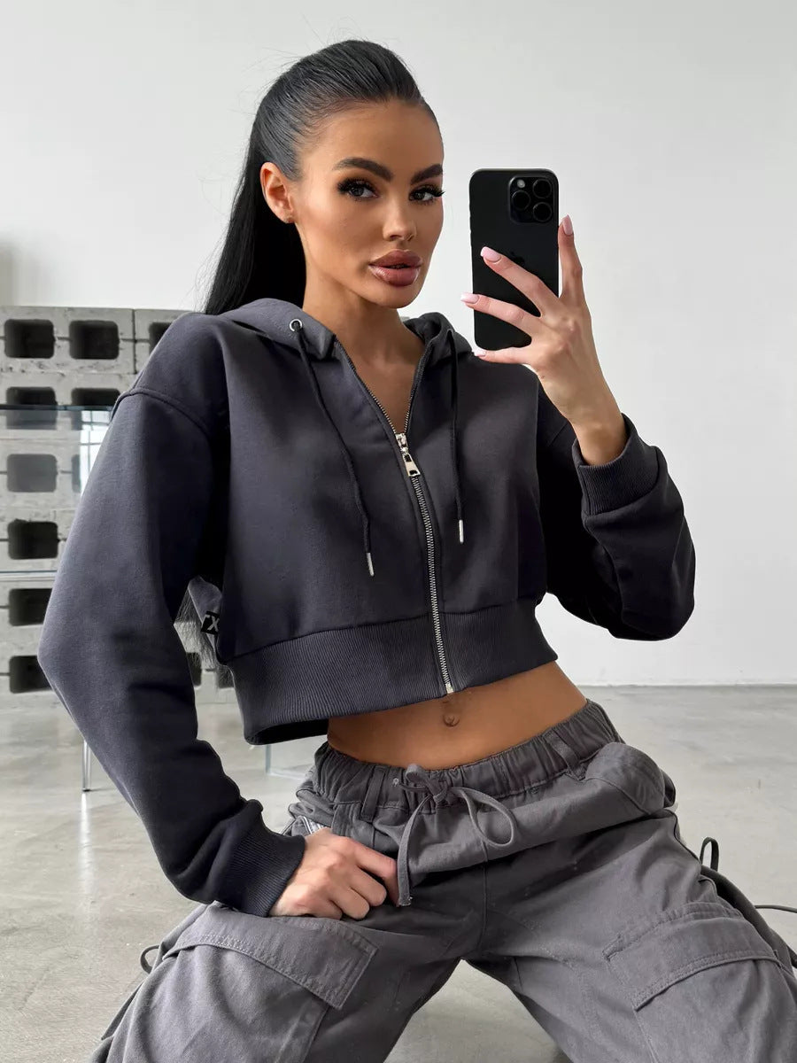 Kvinders cropped hoodie med moderne lynlås og afslappet snit Skovae